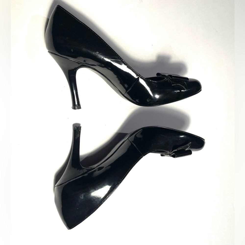 Hollywould woman’s black heeled shoe